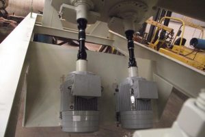 Acionamento alimentador vibratório montado abaixo do equipamento.
