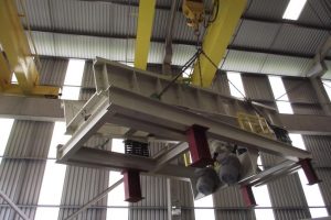 Alimentador vibratório 60128 - com mecanismo montado abaixo do equipamento.